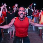 Aficionados españoles celebrando el triunfo de la selección en Madrid.