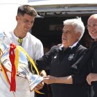 Álvaro Morata, a la llegada de la selección a Madrid, junto con Luis de la Fuente y Pedro Rocha.