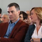 El presidente del Gobierno, Pedro Sánchez, y la portavoz nacional del PSOE y ministra de Educación, Pilar Alegría.