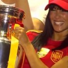 Aitana levantando la Eurocopa 2024 en la celebración homenaje a la Selección Española de Fútbol.