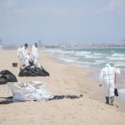 Labores de limpieza en la playa del Saler por el vertido, a 17 de julio de 2024, en Valencia, Comunidad Valenciana (España).