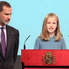 Leonor defiende la monarquía parlamentaria en su debut y emociona a la Reina