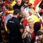 Ciudadanos homenajean a los agentes de la Policía Nacional, este domingo en la manifestación de Societat Civil Catalana.