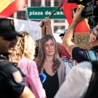 Manifestantes con un retrato de Begoña Gómez