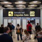 Una de las puertas de llegada del aeropuerto madrileño de Barajas.