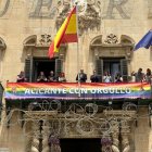 El Ayuntamiento desplega la pancarta 'Alicante con orgullo'. Imagen de archivo