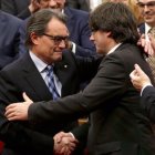 Mas felicita a Puigdemont en el Parlament.