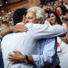 Pedro Sánchez abraza a Felipe González durante un acto.