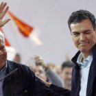 Felipe González y Pedro Sánchez en un mitin.