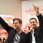 El líder del PSOE, Pedro Sánchez, junto al secretario general de los socialistas gallegos, José Ramón Gómez Besteiro.