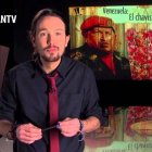 Pablo Iglesias en uno de sus programas de televisión con Hugo Chavez al fondo