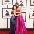 Selena Gomez y Taylor Swift en la alfombra roja de los premios Grammy 2016.