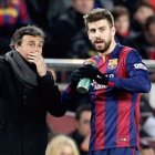 El entrenador del FC Barcelona dio instrucciones a Piqué durante el partido.