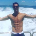 El jugador luce abdominales desde el yate que ha alquilado en Ibiza.