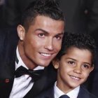 Cristiano junto su hijo, en una gala al recoger un premio.