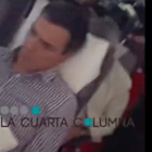 Pedro Sánchez, acomodado en el avión que le pone rumbo a Los Ángeles.