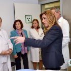 La presidenta andaluza, Susana Díaz, en una visita a un centro hospitalario.