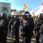 Antidisturbios de los Mossos preparados para intervenir en la Universidad Autónoma de Barcelona