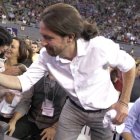 Iglesias saluda a Echenique ante la atenta mirada de Errejón.