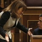 Soraya Rodríguez conversa con Pedro Sánchez en la pasada legislatura.