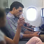 Pedro Sánchez en el avión rumbo a San Francisco.