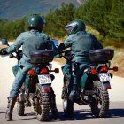 Dos agentes de la patrulla rural de la Guardia Civil.