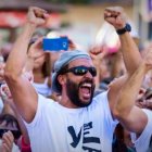 Spiriman, en el centro con gorra, durante una manifestación contra la Junta.