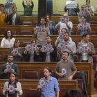 Los diputados de Podemos interrumpen el pleno de este jueves