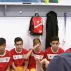 Los jugadores del Sevilla F.C. escuchan atentos al entrenador.