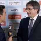 El periodista Josep Maria Puig entrevistando a Carles Puigdemont.