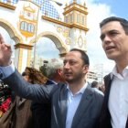 Alfonso Rodríguez de Celis, junto a Pedro Sánchez, en un acto en Sevilla.