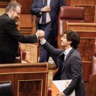 Toni Roldán recibiendo la felicitación de Juan Carlos Girauta.