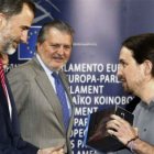 El Rey Felipe VI, en Bruselas en 2015, recibiendo de Pablo Iglesias la serie 'Juego de Tronos'