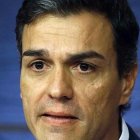 Pedro Sánchez con los ojos llorosos durante su comparecencia.