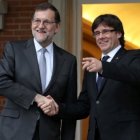 El presidente del Gobierno de España, Mariano Rajoy, con el de la Generalitat, Carles Puigdemont; en su encuentro en La Moncloa en abril de 2016 (EP)