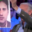 Eduardo Inda enseñando una fotografía de Miguel Ángel Blanco.