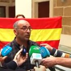 El concejal de Bildu en el momento en que fue abordado por los manifestantes.