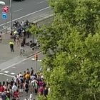 Momento del peligroso tumulto provocado por los manteros en pleno centro de Barcelona.