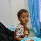 Un niño yemení, con su madre en un hospital