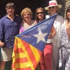 Pilar Rahola posa con la estelada junto al actual president, Carles Puigdemont.