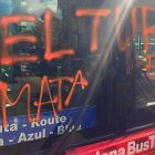 Imagen de la luna del bus turístico atacado por las juventudes de la CUP.