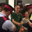 Dos mossos reciben una rosa en un colegio electoral que debían clausurar.