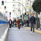 La Gran Vía, con pocos peatones en las nuevas zonas de paseo y los aledaños atascados