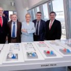 Cifuentes y los responsables sanitarios, frente a la maqueta de la nueva Paz