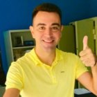 El exfutbolista del Barcelona y de la selección española, Xavi Hernández, con el amarillo del independentismo.