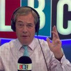 Nigel Farage durante su programa de radio en la emisora LBC.