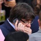 Puigdemont, hablando por teléfono con gesto preocupado.