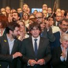 Puigdemont y los exconsellers fugados, rodeados de alcaldes independentistas en Bruselas.