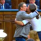 Imagen del famoso beso entre Domenech e Iglesias en el Congreso.