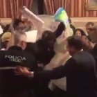 Momento en que los okupas se tiran a por los concejales del Ayuntamiento de Sevilla.